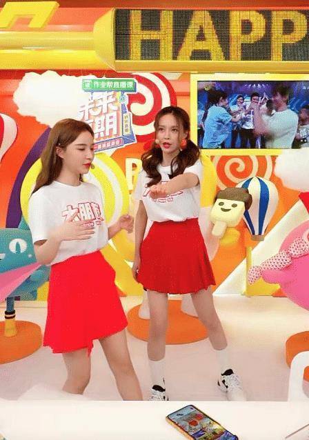 沈梦辰的业务能力很好,很多活动都有参加,近日她亮相网红雪梨的直播间