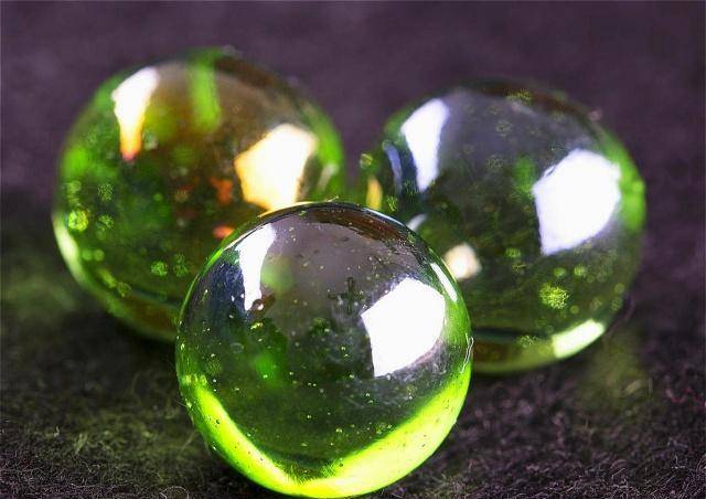 原创儿子捡得一块石头当成玻璃玩耍专家要求上交老农3万块拿走