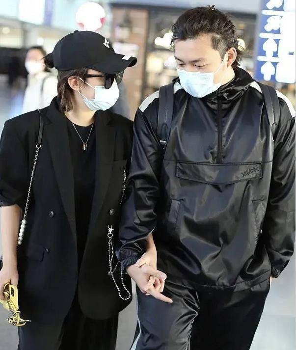 原创马丽产后和老公首现身手臂纤细状态佳许文赫明显发福胖好几圈