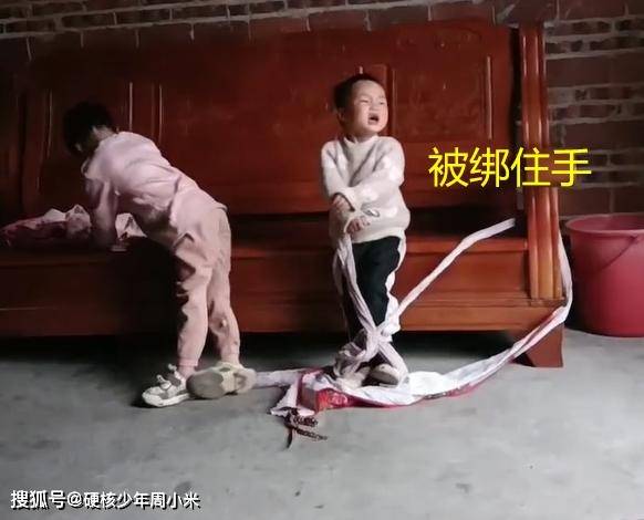 小孩绑起来图片