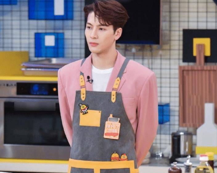 即使说中间王嘉尔没有在,但这次得知"何尔萌"组合是终于合作真的是很