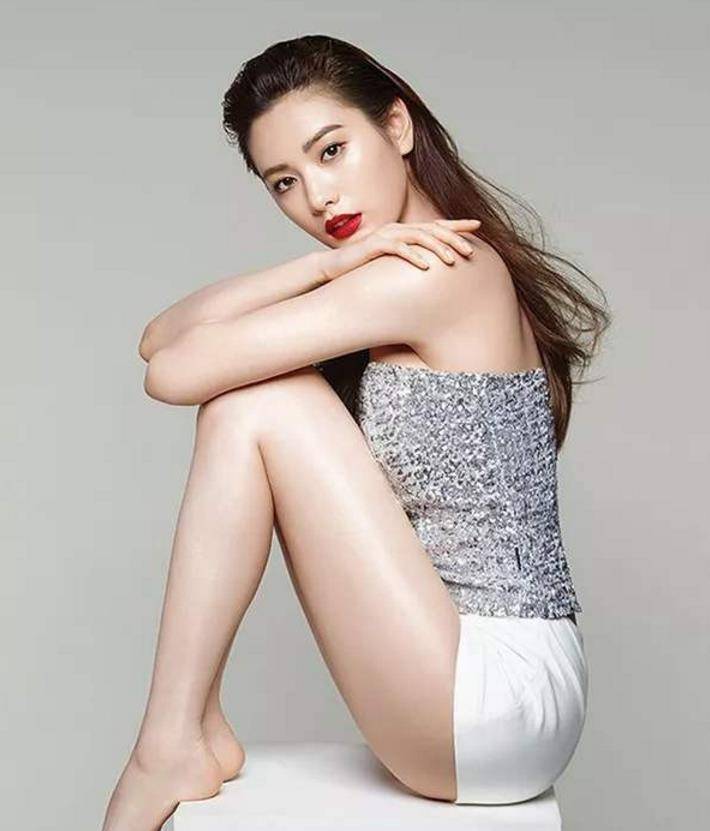 穿"乳胶包浆裙"太撩人,称得上是行走的乳胶娃娃_生活_珍娜_自身实力