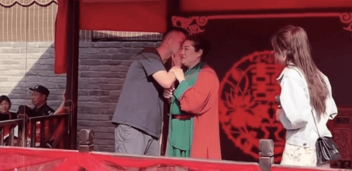 不过,最近有消息说刘凯其实已经结婚,而且他老婆现在还在日本.