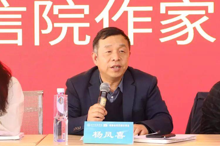 发布会开始,晋中信息学院副校长陈春苗致辞,她首先向学生作者们表示