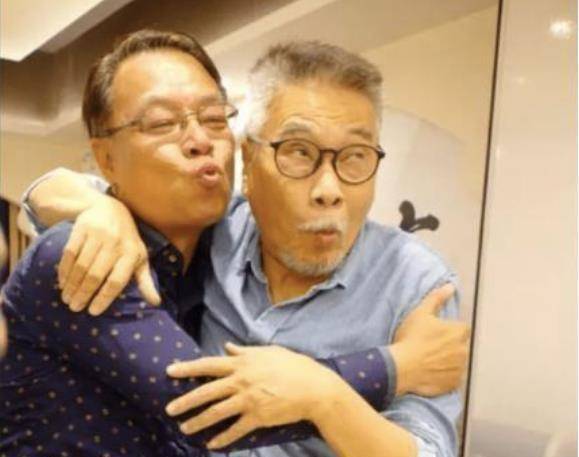 原创66岁吴孟达近照神采奕奕身体好转需要承担3个家庭费用