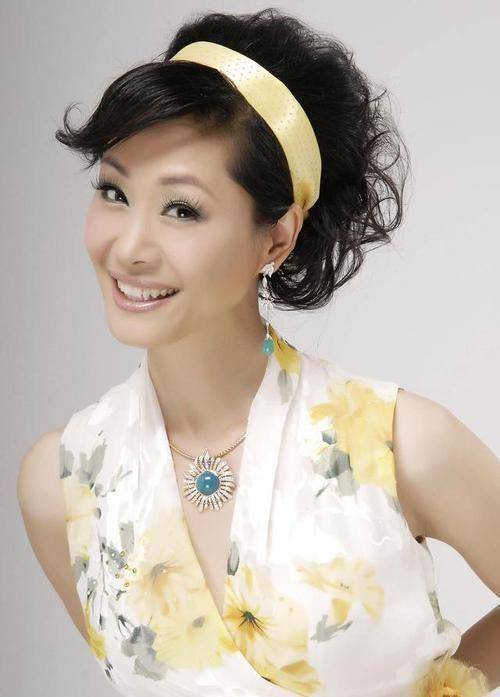 57岁于文华现状不惨住农村简陋房裙子拖地喂土狗曾被前夫背叛