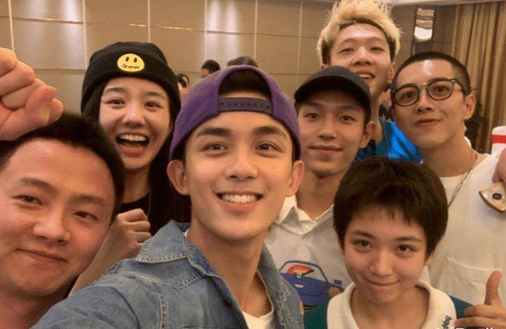 原创穿越火线庆功宴大合照鹿晗真实肤色引关注确定是原相机