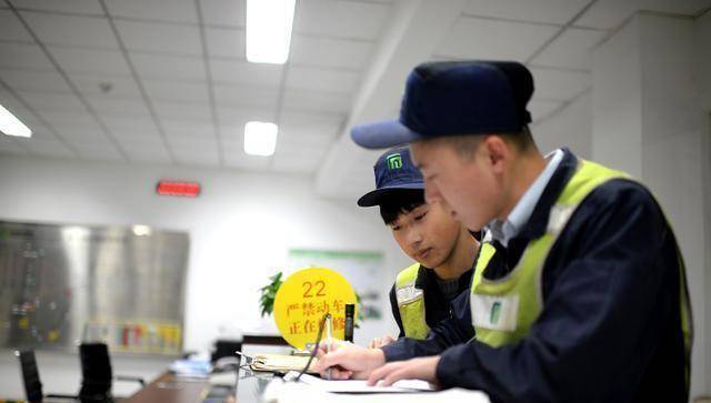 凌晨4点30分,地铁1号线轨道一工班和地铁车辆维护中心刘云鹏,彭勤博的