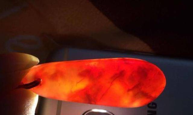 比如著名的血玉,造假贩子会拿一块普