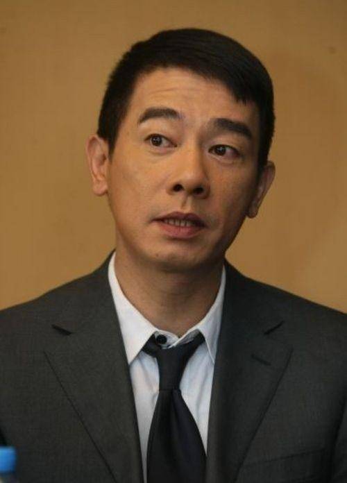 原创陈小春即使现在幸福美满但3000元卖掉的弟弟仍是最大的遗憾