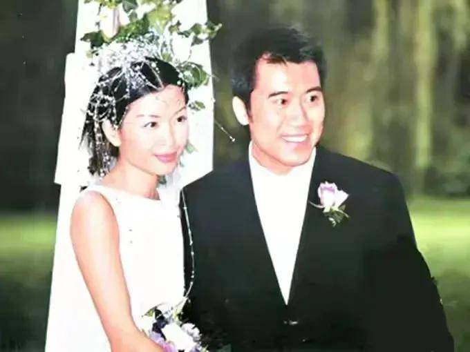 有一次袁咏仪和伍咏薇约饭伍咏薇不断把吃剩的骨头往袁咏仪碟子里放