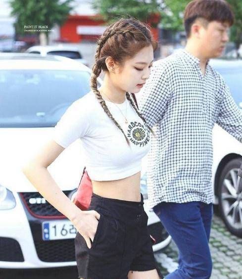 jennie完全是一个独特的存在露脐裙装又被撩到了