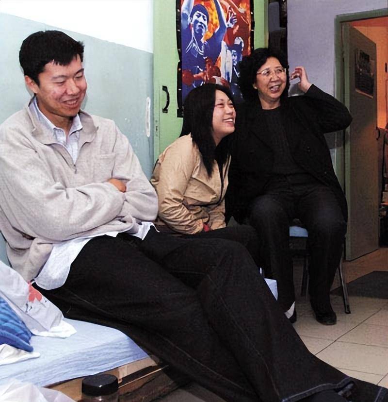 在他妻子的劝导下,事件发生四年后,王治郅回国,中国篮协也不计前嫌的