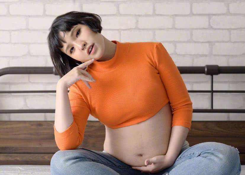 原创谢依霖躺草坪上休息孕妇装遮不住大肚子看到全身照已经8个月了