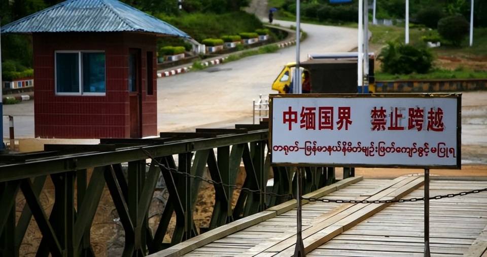 缅军和民地武将决战解放军贴着边境线实弹演习对双方发出警告