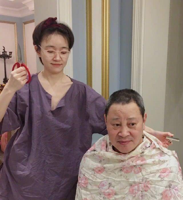 焦俊艳终于对自己爸爸下手,自备工具剪发被赞,看到后脑勺还是自求多福