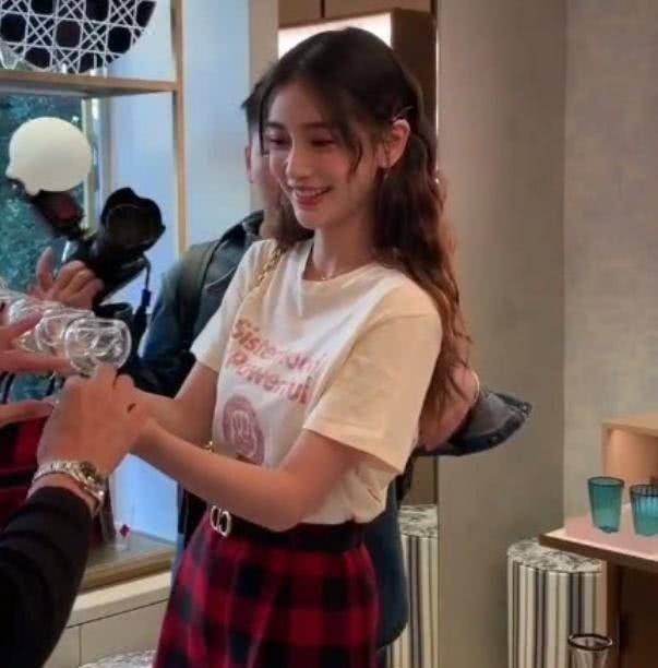 原创baby穿高跟鞋下楼梯差点摔倒看到救场动作服了