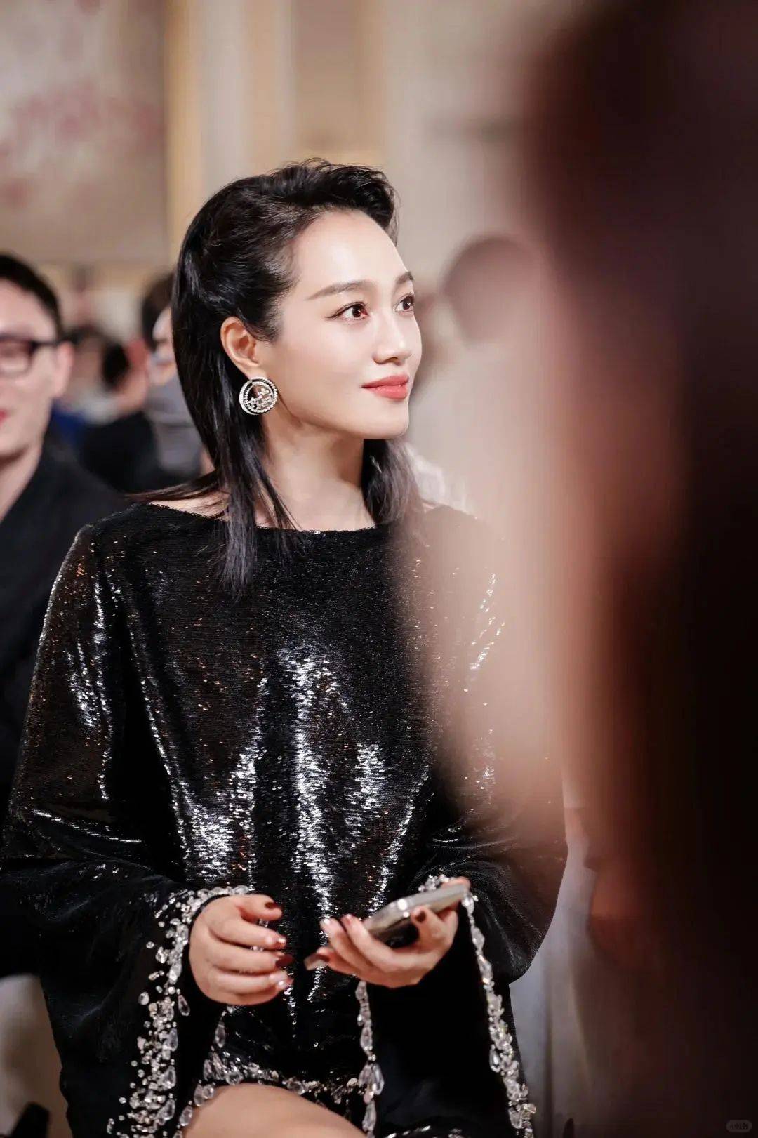 原创朱丹现身上海秀场侧脸绝美堪比刘亦菲深v背超惊艳或微调