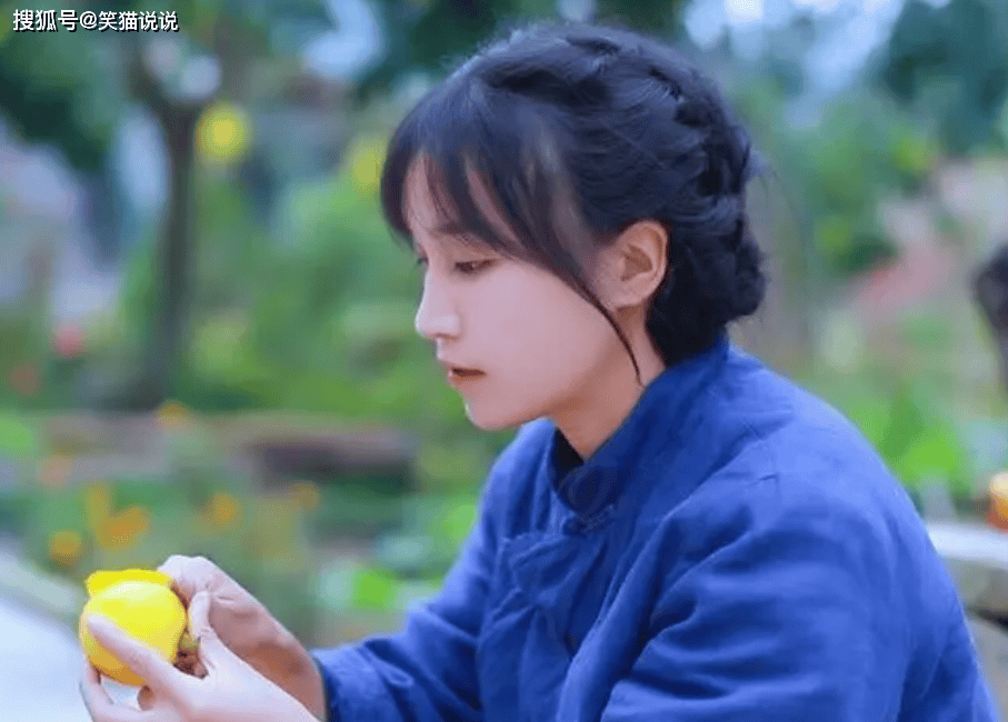 李子柒亮相云南,穿扎染裙披散长发,三月街集市挑选商品