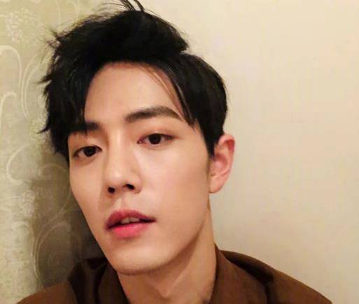 原创肖战豪车前臭美把助理手机当成镜子剔牙男神包袱碎了一地