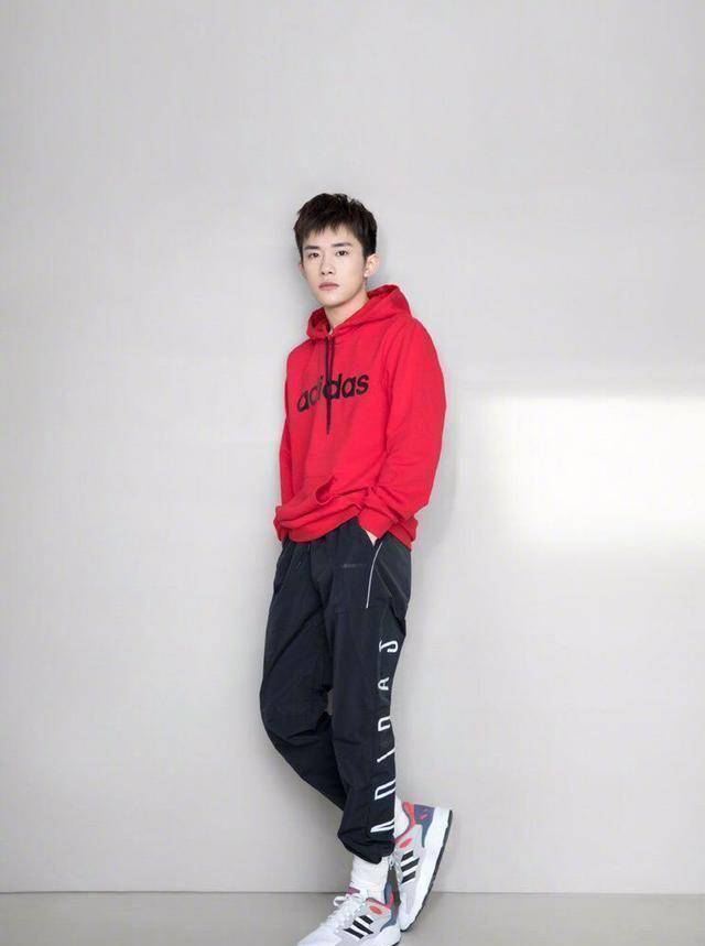 易烊千玺作为队伍内的舞蹈担当,整个人的气质非常硬朗有着超越年龄的