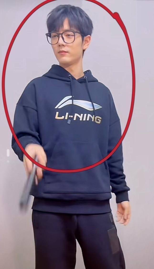 原创笑喷了肖战深夜发视频耍帅失败扇子掉地上好尴尬