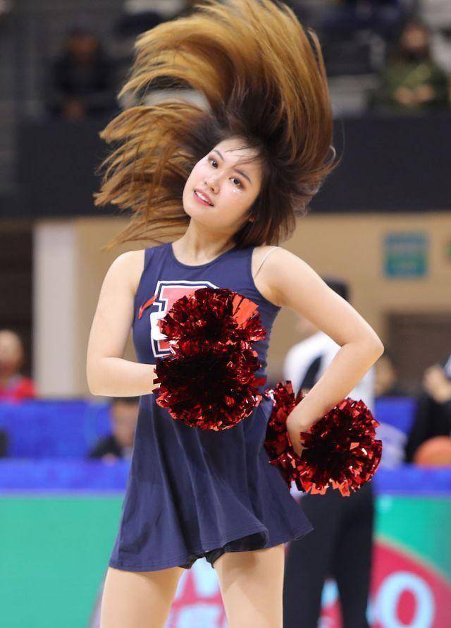 原创cba赛场的啦啦队不只是美女这次萌娃的助威同样有看点