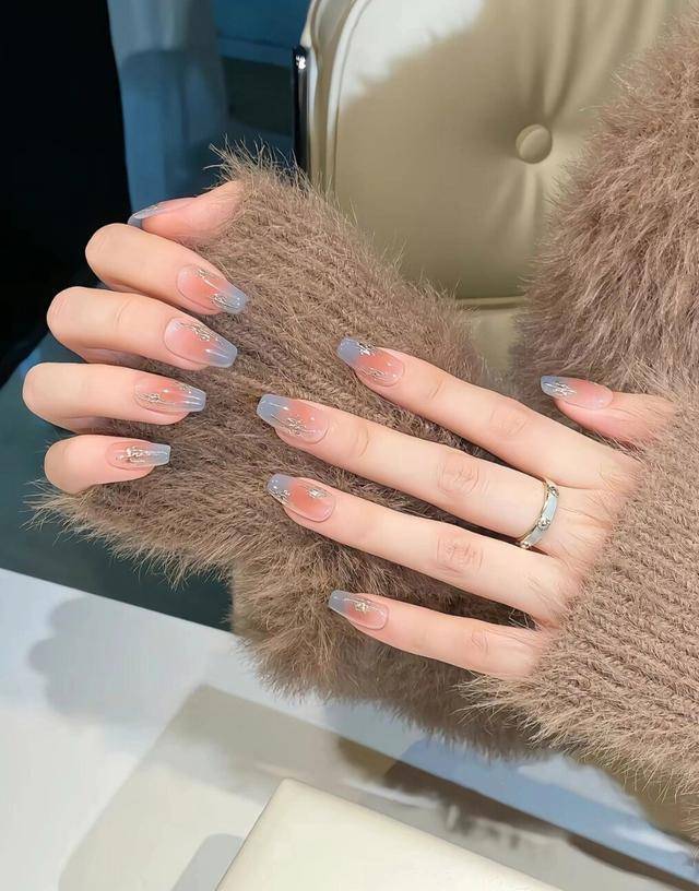 原创2024年最火美甲色彩蓝色美甲让你的指尖如天空般明朗