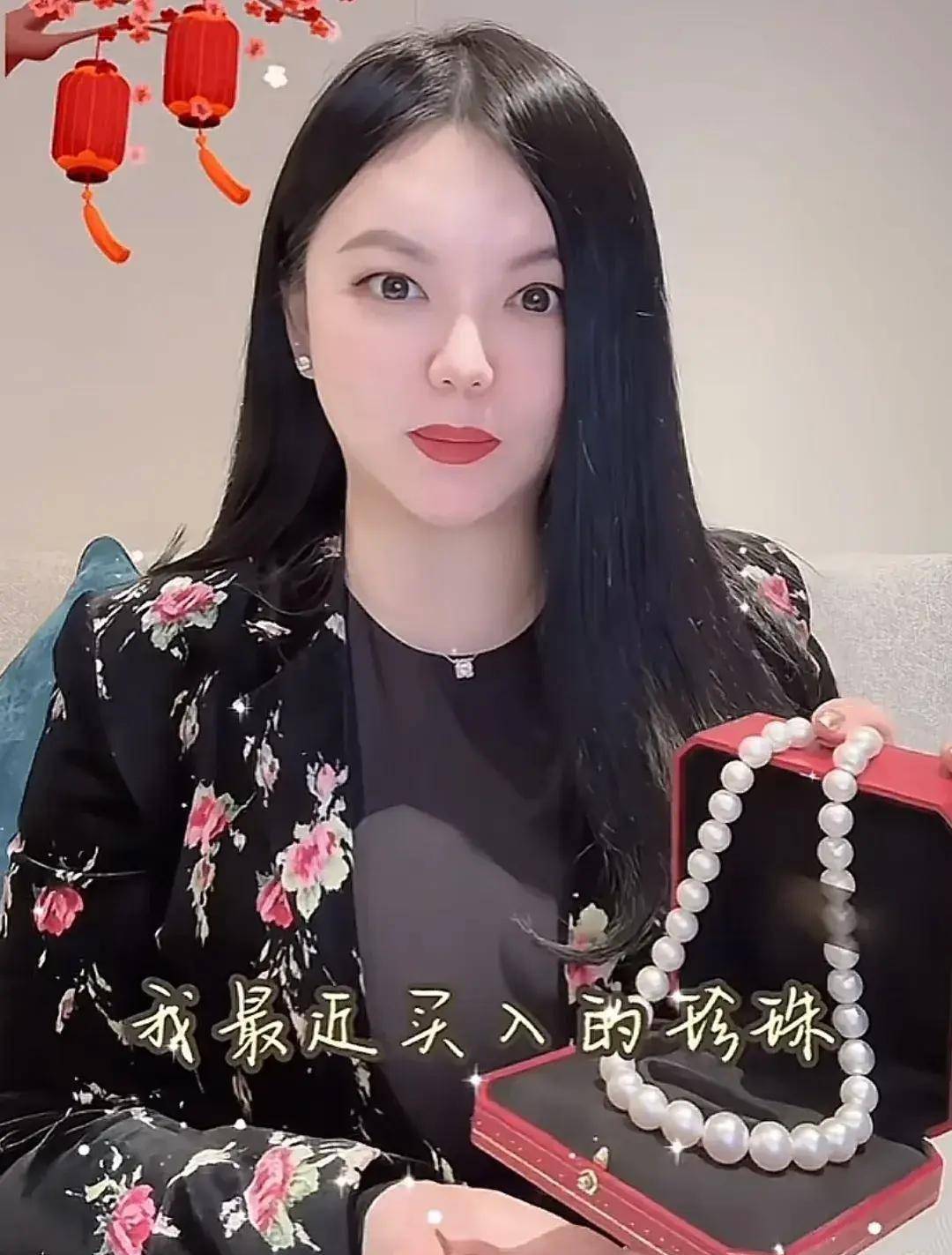 原创王诗龄放假陪妈妈喝茶赏花李湘坐500w劳斯莱斯自拍戒指吸睛