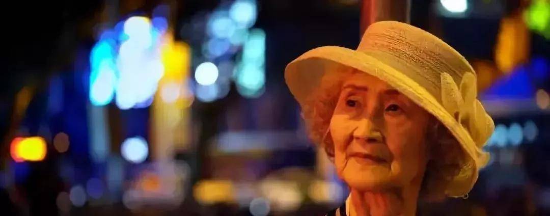 原创平均12秒一个生命逝去她得以幸存如今90岁忙着走t台演电影