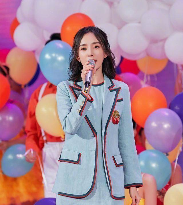 杨幂亮相五四晚会,与小3岁魏大勋穿"情侣装"同台献唱!_首歌_梦想_女性