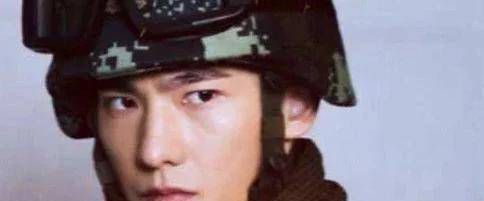 原创看了杨洋李现陈伟霆嘉伦的军装照后谁会让你产生一种心动的感觉呢