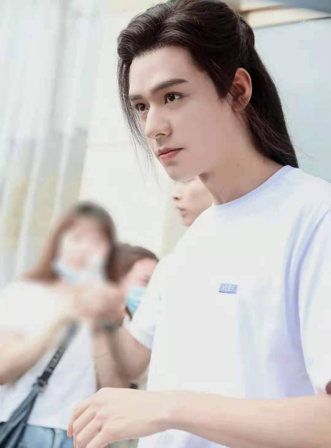 原创男明星身材管理也内卷龚俊面包全麦饮料无糖吃面之前都要用吸油纸