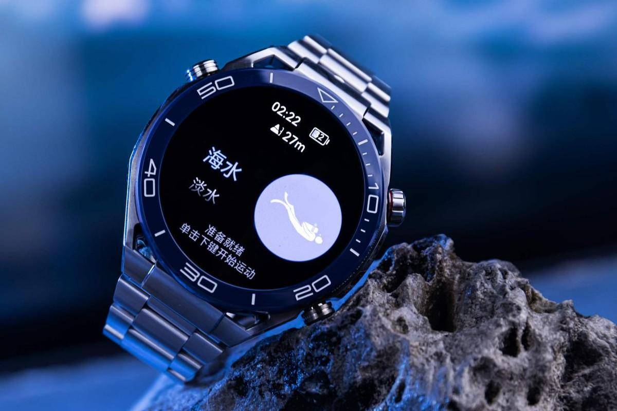 它是华为首个支持10atm防水等级,业界首个支持100米潜水的智能手表.