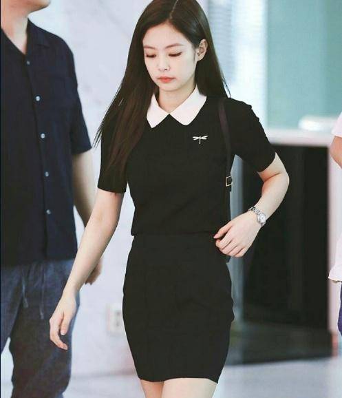 jennie完全是一个独特的存在露脐裙装又被撩到了