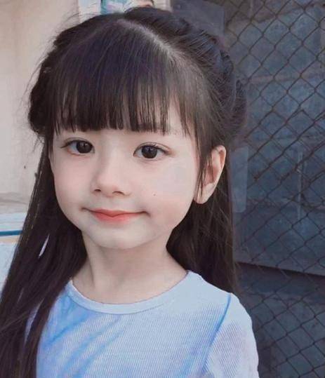 原创mini版lisa长这样国外6岁美少女神颜火爆ins爸爸在身旁当保镖吧