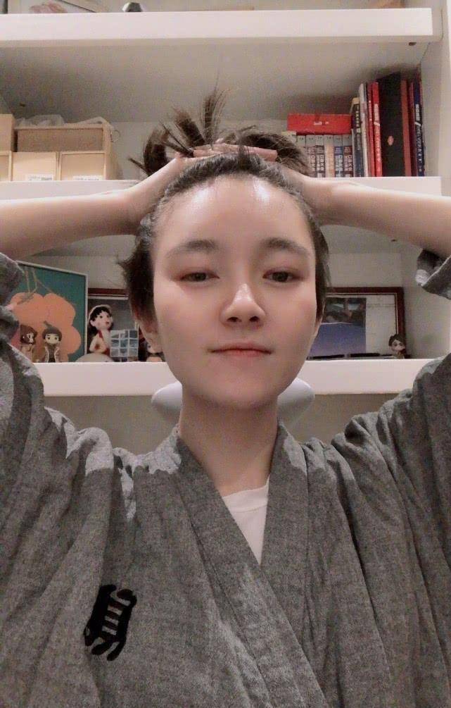 焦俊艳终于对自己爸爸下手,自备工具剪发被赞,看到后脑勺还是自求多福