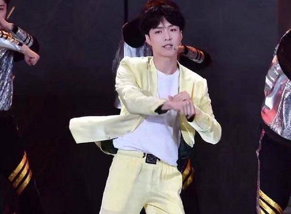 敬佩张艺兴后空翻摔倒脸朝地照曝光妈妈发文心绞痛