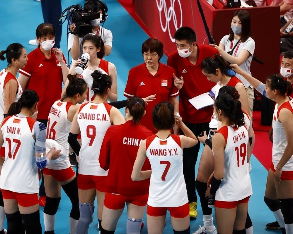 63岁郎平在美国近照曝光,辞职享清福,和巩俐一样越来越年轻_中国女排