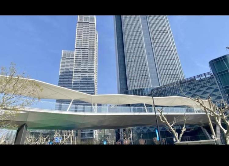 "华贸中心"在高阳路"明星香水厂"原址开工建设,楼高180m.