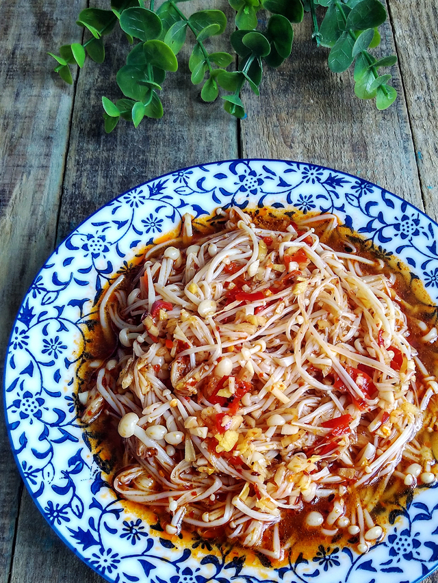 它是有名的智力菜,常给孩子吃它,智商蹭蹭涨,门门功课考第一_金针菇