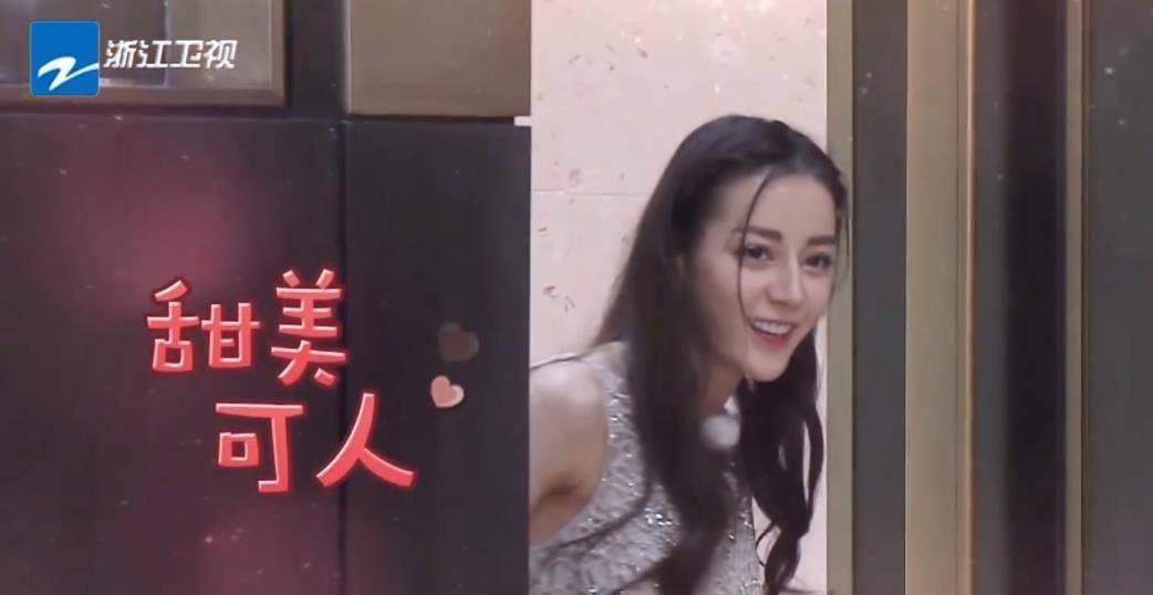 热巴"下班照"被疯传,头发凌乱显疲惫,一旁的男助理却帅到犯规_蔡徐坤