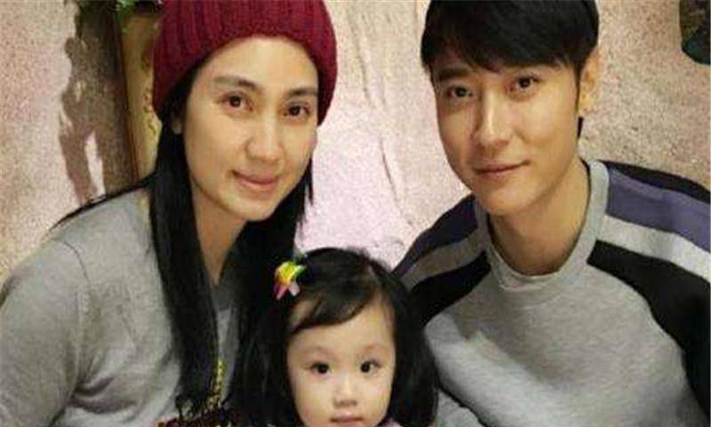 原创洪欣晒全家福证明与张丹峰从未婚姻一家四口畅玩游乐园