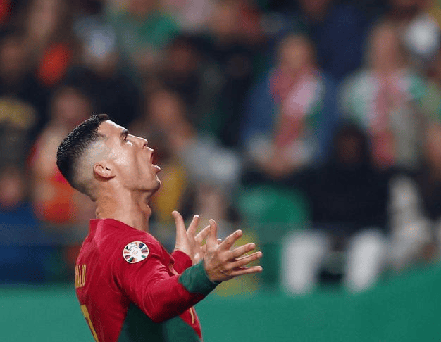 不装了c罗社媒强势发文葡萄牙队很欣慰没世界杯他也是球王