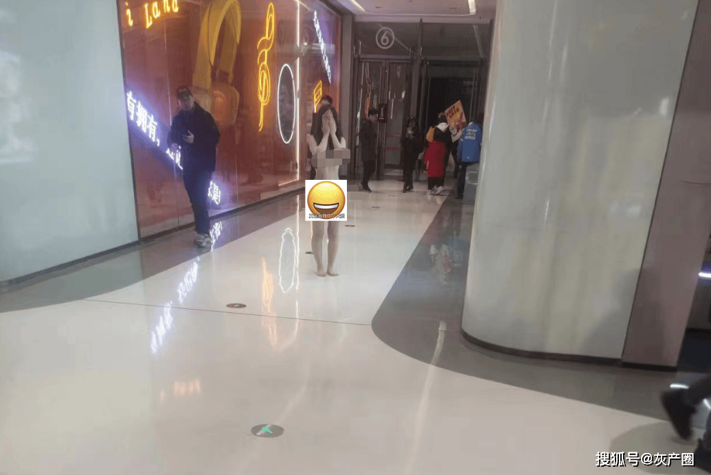 原创妙龄女子全裸逛街不遮私处专怕看脸