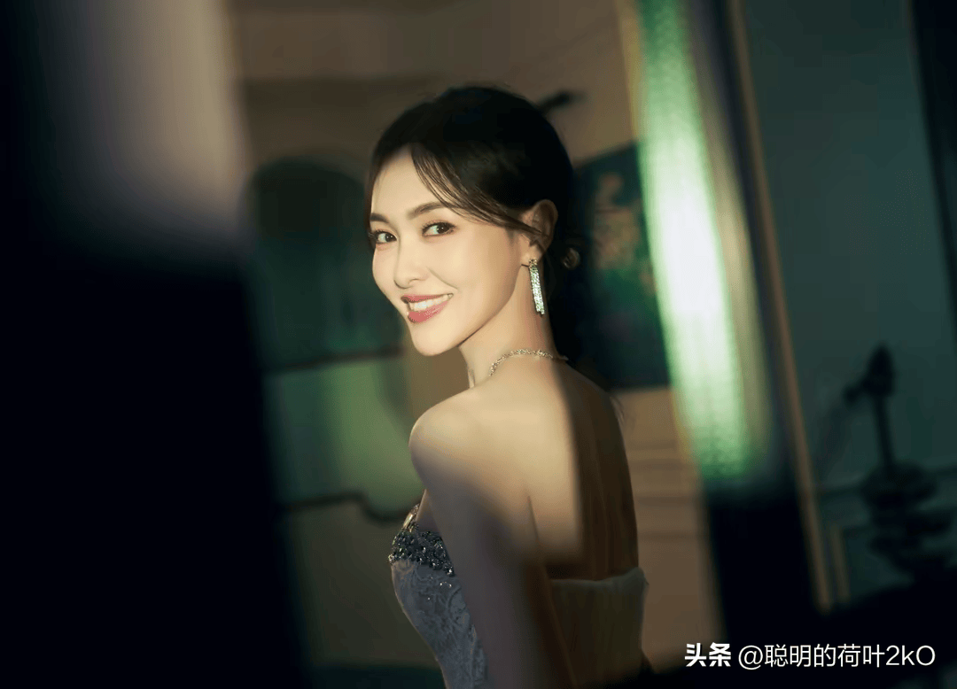 唐嫣白色闪光蕾丝裙勾勒曼妙身姿纯洁而高雅