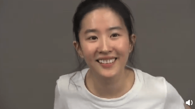 那些说刘亦菲像路人的网友们,是拿化过妆的路人美女和素颜的刘亦菲相