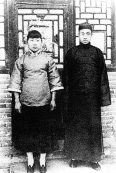 黄靖贤脾气不好,还有些小心眼,经常因家里的一些小事而生气,而梁漱溟