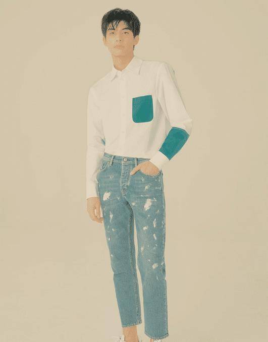 原创宋威龙军训照被疯传皮肤被晒得黝黑看清五官说不羡慕是假的