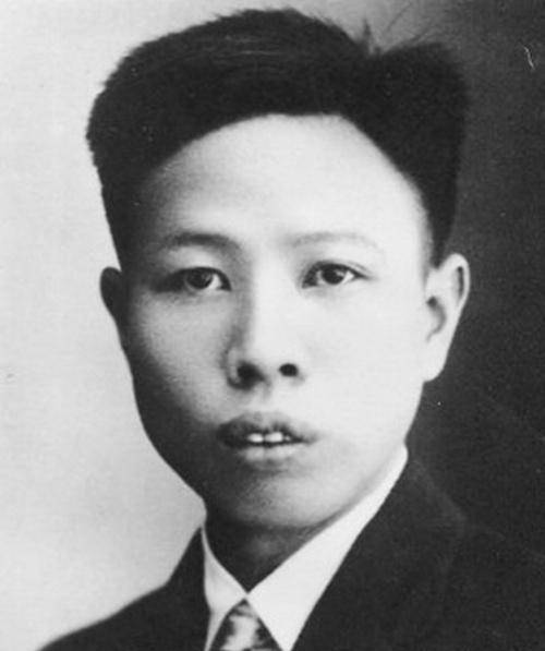 那个时候蒋介石对于这次战役非常重视,甚至亲自去往南昌指挥战斗,经过